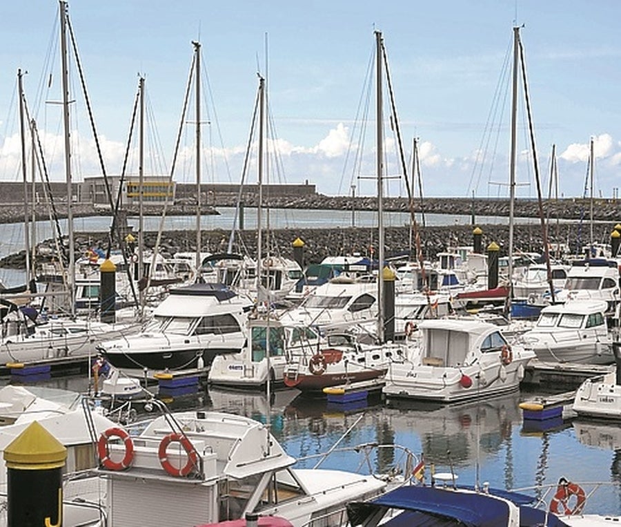 Esta pequeña villa marinera, estrechamente ligada al Camino de Santiago, atesora numerosos atractivos naturales, artísticos y gastronómicos. Citamos tres: playa, casco histórico y besugo. 