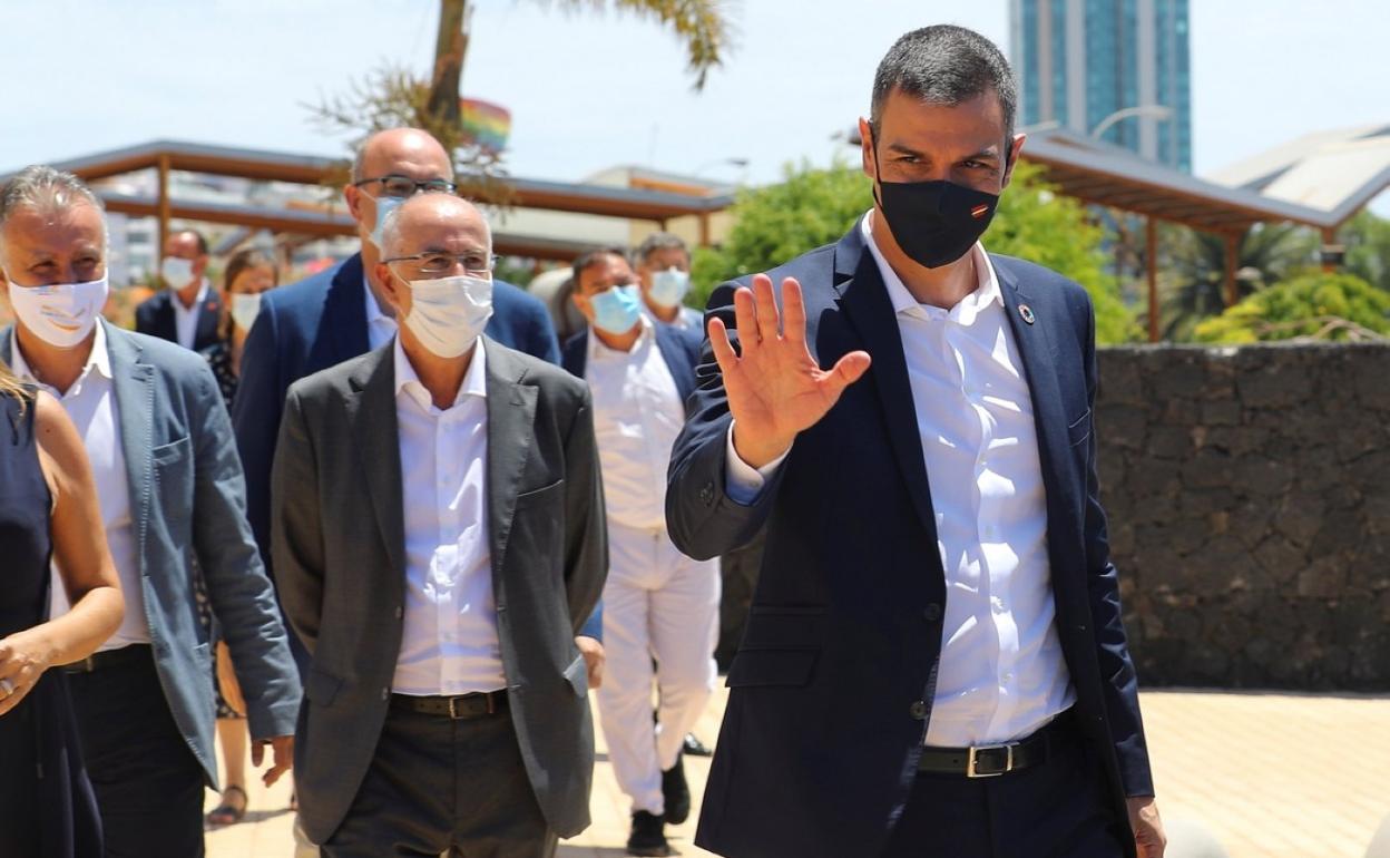 Pedro Sánchez, de vacaciones en Lanzarote, se reunió ayer con los máximos dirigentes de la isla. 