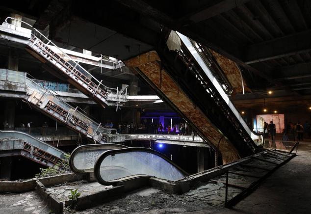 El centro comercial New World de Bangkok, Tailandia, ha estado abandonado desde 1997. Ese año el edificio fue cerrado por las autoridades, después de descubrir que sus propietarios habían construido varios pisos más de los autorizados. Ahora, una exposición lo ha devuelto momentáneamente a la vida.