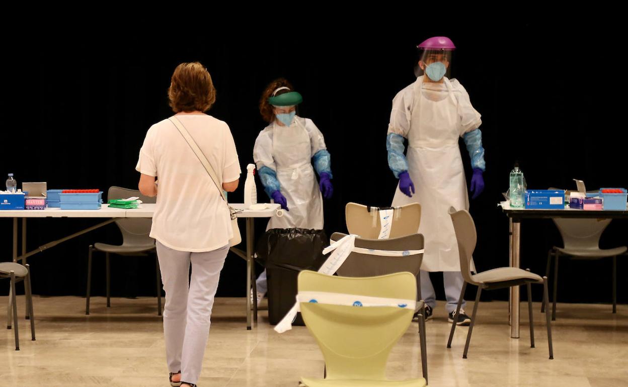 Este sábado se siguen realizando pruebas PCR en el centro cultural Okendo del barrio de Gros de San Sebastián.