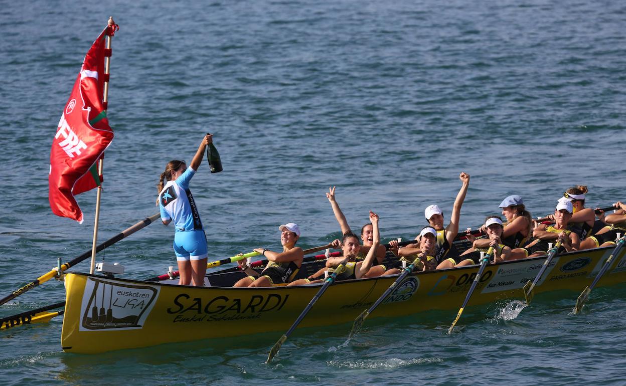 Bandera y champán, dos símbolos del éxito de Orio, de nuevo ganador en la liga Euskotren. 
