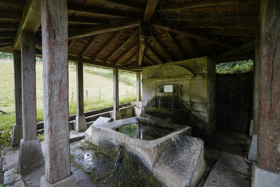 Sin rastro del castillo que le da nombre, por la localidad de Tolosaldea transcurría el camino real por el que pasaron los reyes navarros a la costa guipuzcoana. 