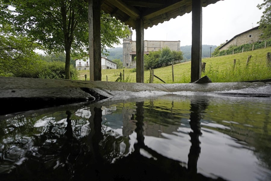 Sin rastro del castillo que le da nombre, por la localidad de Tolosaldea transcurría el camino real por el que pasaron los reyes navarros a la costa guipuzcoana. 