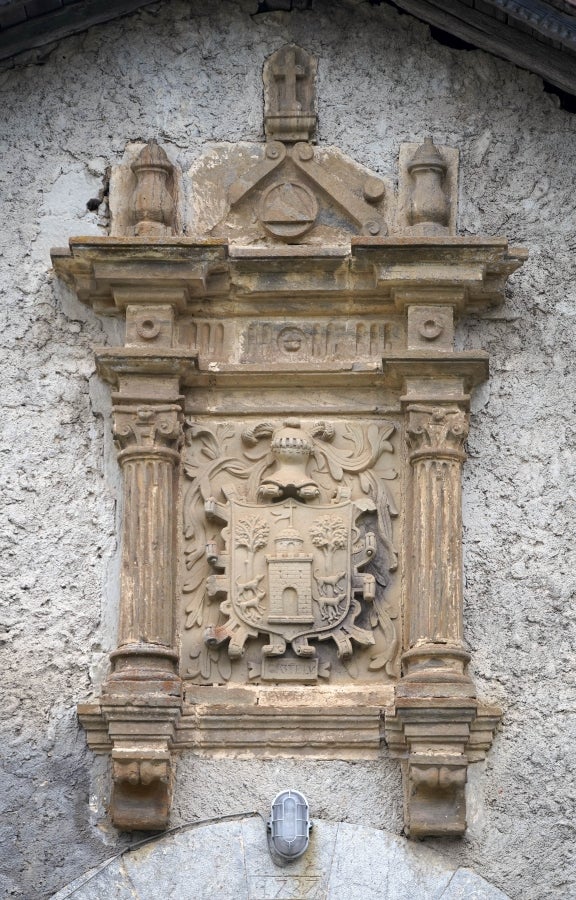 Sin rastro del castillo que le da nombre, por la localidad de Tolosaldea transcurría el camino real por el que pasaron los reyes navarros a la costa guipuzcoana. 