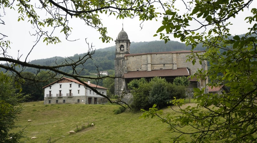 Sin rastro del castillo que le da nombre, por la localidad de Tolosaldea transcurría el camino real por el que pasaron los reyes navarros a la costa guipuzcoana. 