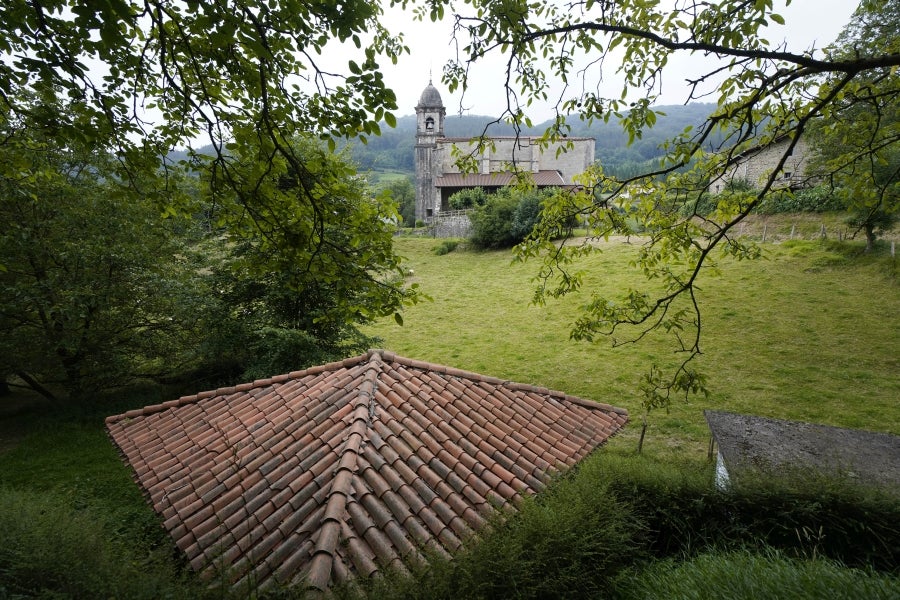 Sin rastro del castillo que le da nombre, por la localidad de Tolosaldea transcurría el camino real por el que pasaron los reyes navarros a la costa guipuzcoana. 