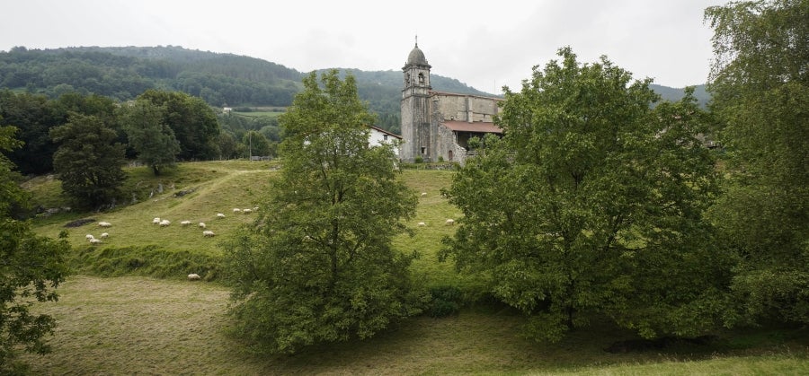 Sin rastro del castillo que le da nombre, por la localidad de Tolosaldea transcurría el camino real por el que pasaron los reyes navarros a la costa guipuzcoana. 