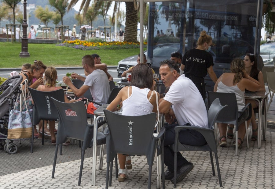 Las altas temperaturas han hecho que tanto terrazas como bares reciban la visita de locales y turistas. 