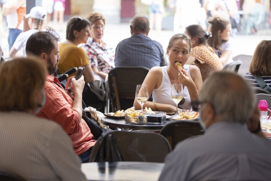 Las altas temperaturas han hecho que tanto terrazas como bares reciban la visita de locales y turistas. 