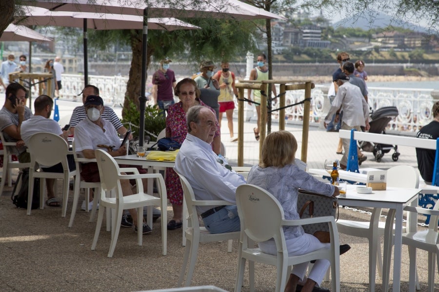 Las altas temperaturas han hecho que tanto terrazas como bares reciban la visita de locales y turistas. 