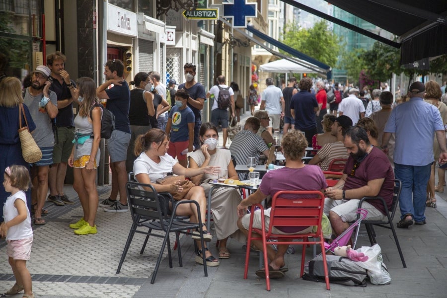 Las altas temperaturas han hecho que tanto terrazas como bares reciban la visita de locales y turistas. 