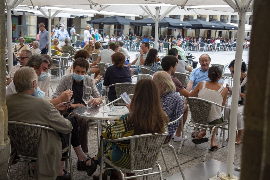 Las altas temperaturas han hecho que tanto terrazas como bares reciban la visita de locales y turistas. 