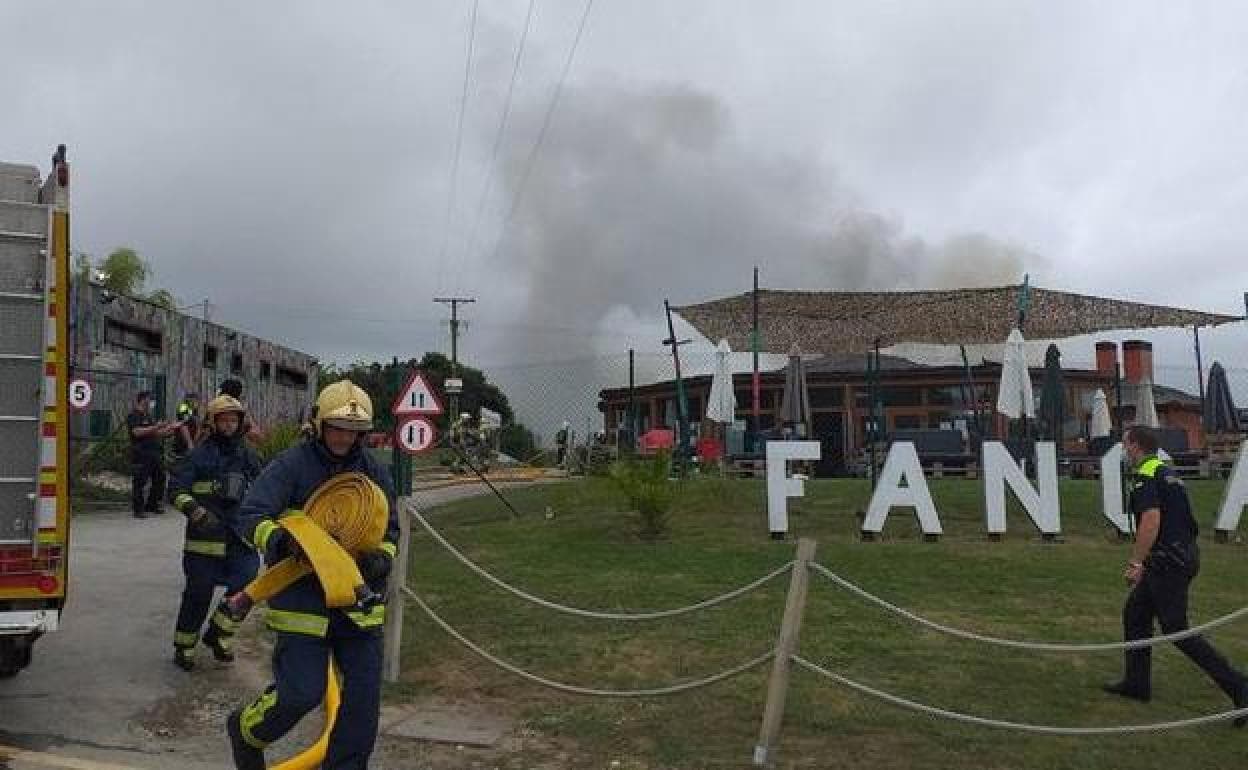 Bomberos trabajando en el lugar. 