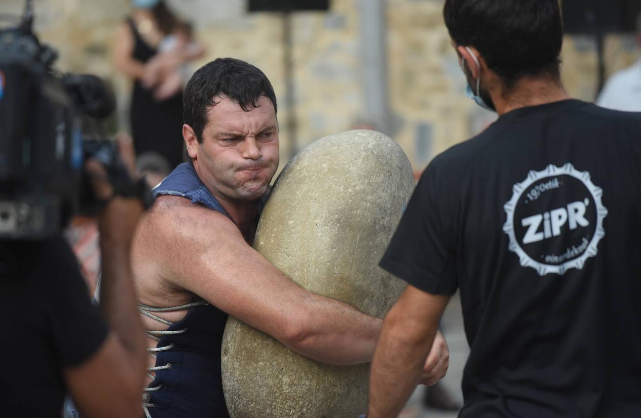 Eizmendi, en plena alzada de la piedra irregular. 