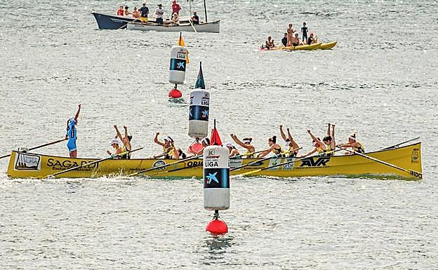 La trainera de Orio, entrando en meta. 