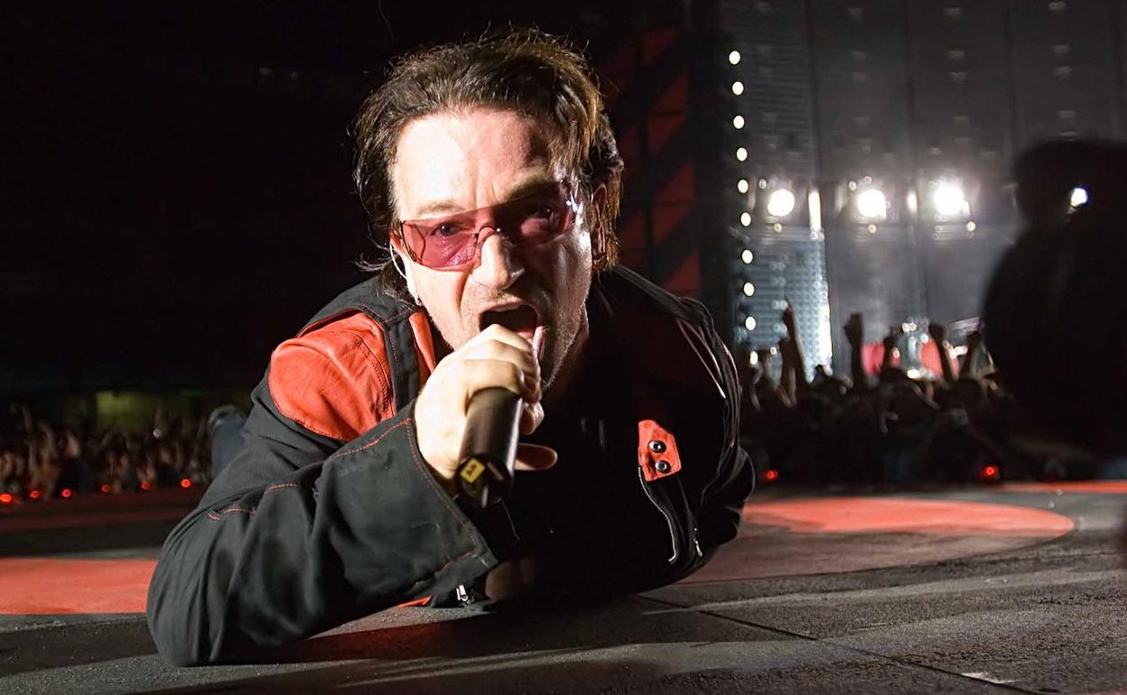 Bono en el estadio de Anoeta en agosto de 2005. 