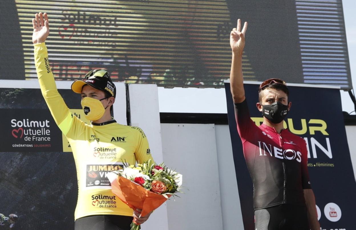 Roglic, a la izquierda, y Bernal, a la derecha, saludan en el podio. 