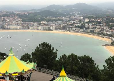 Imagen secundaria 1 - La playa de Ondarreta con bandera roja, la bahía vacía de embarcaciones y bañistas desde Igeldo y la patrullera de la Guardia Civil durante las labores de búsqueda.