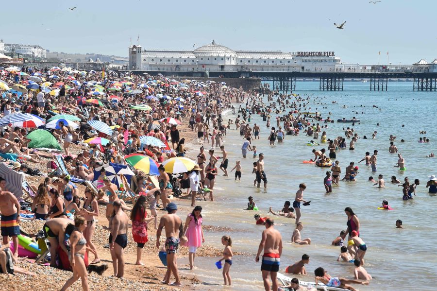 Los bañistas llenan la playa de Brighton, en el sur de Inglaterra en el verano marcado por el coronavirus 