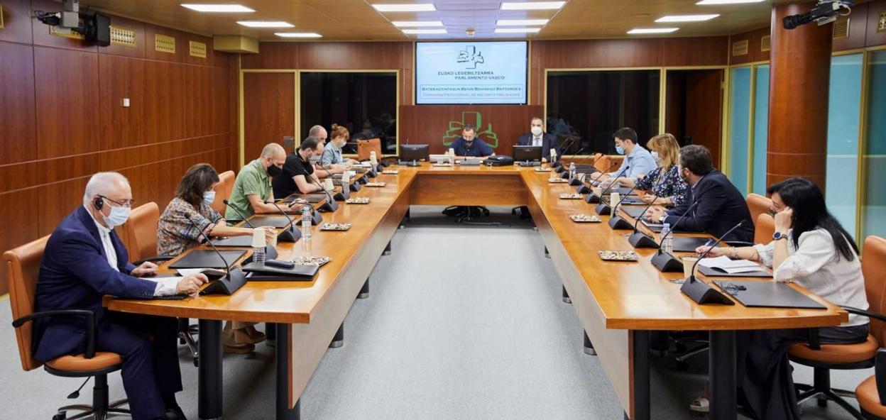El Parlamento cubre el último trámite para poder investir a Urkullu el 3 de septiembre