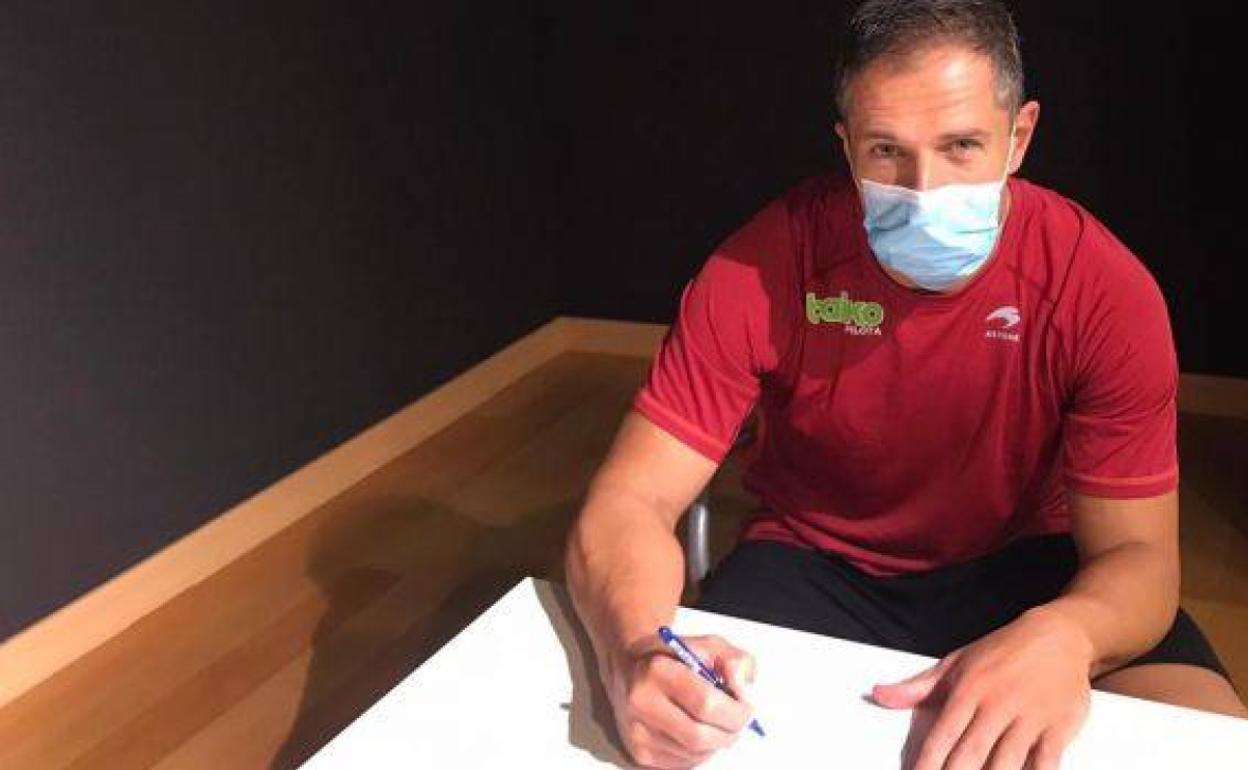 Aimar Olaizola, en el momento de la firma de la ampliación del contrato. 