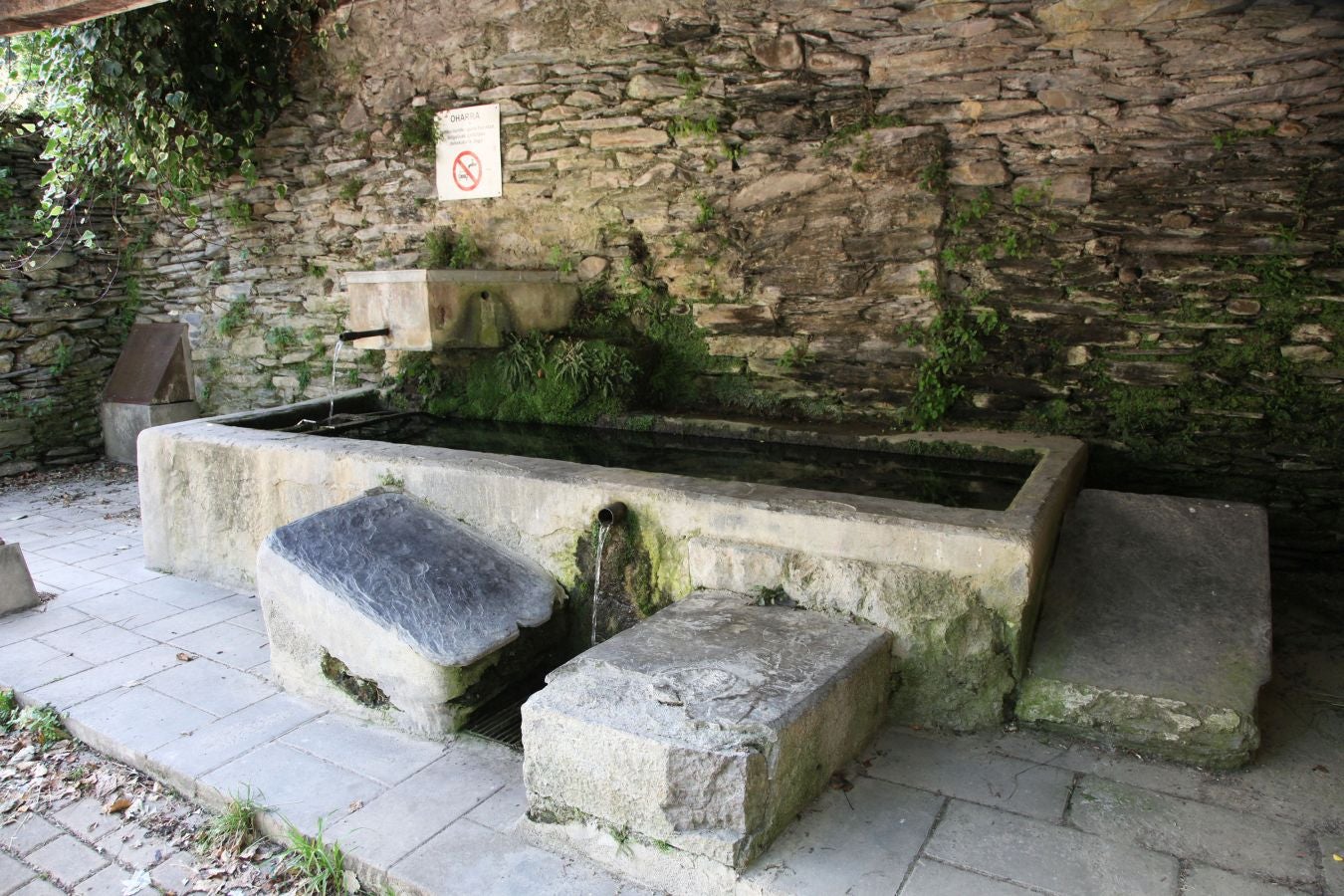 Dos bonitos enclaves rurales atravesados por el Oria, muy bien comunicados por la N-1, que permiten disfrutar de su patrimonio y su entorno natural. 