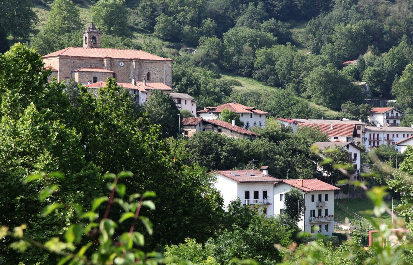 Dos bonitos enclaves rurales atravesados por el Oria, muy bien comunicados por la N-1, que permiten disfrutar de su patrimonio y su entorno natural. 