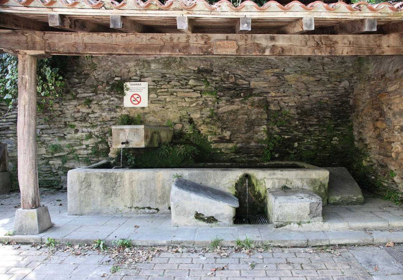 Dos bonitos enclaves rurales atravesados por el Oria, muy bien comunicados por la N-1, que permiten disfrutar de su patrimonio y su entorno natural. 