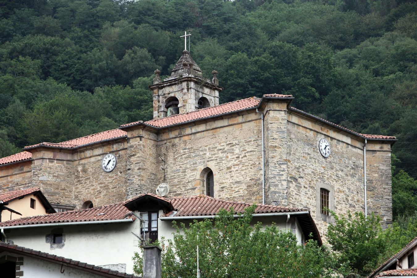 Dos bonitos enclaves rurales atravesados por el Oria, muy bien comunicados por la N-1, que permiten disfrutar de su patrimonio y su entorno natural. 