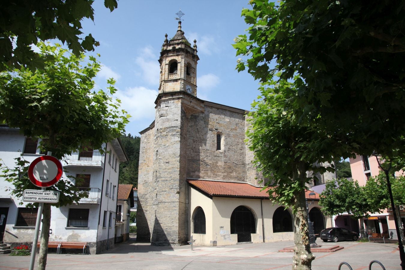 Dos bonitos enclaves rurales atravesados por el Oria, muy bien comunicados por la N-1, que permiten disfrutar de su patrimonio y su entorno natural. 