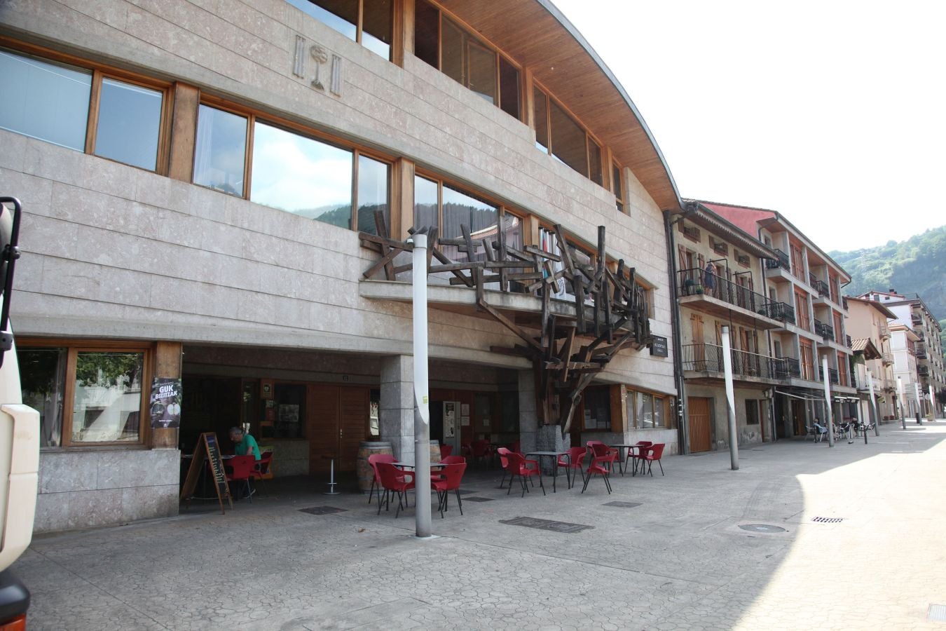 Dos bonitos enclaves rurales atravesados por el Oria, muy bien comunicados por la N-1, que permiten disfrutar de su patrimonio y su entorno natural. 