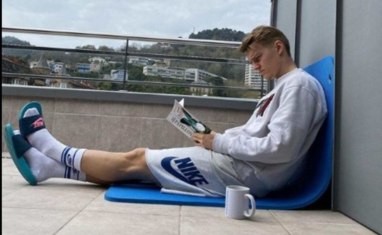 Odegaard lee un libro en su terraza durante el confinamiento. 