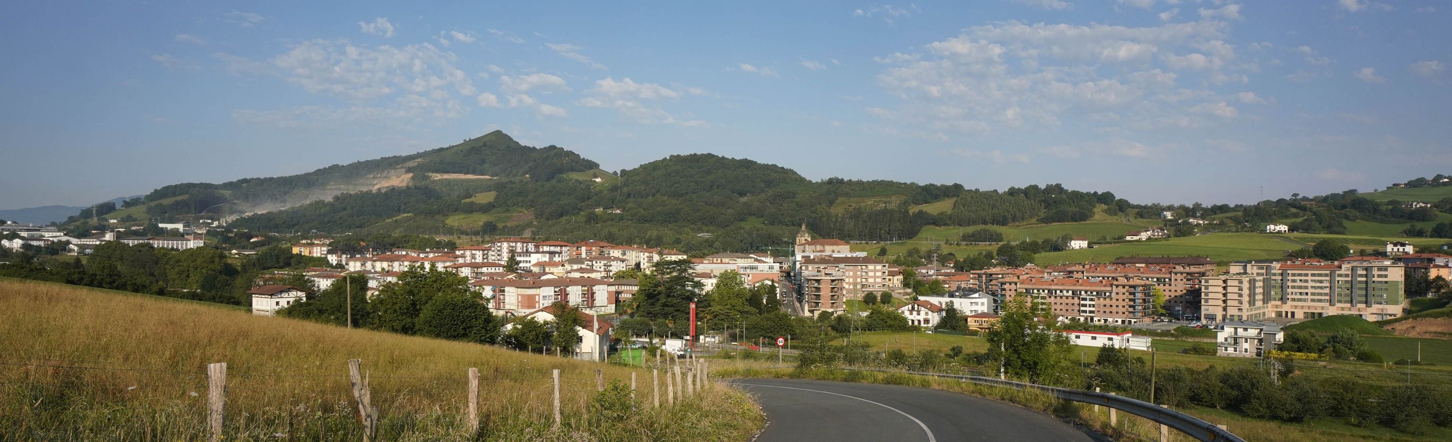 Entre los valles del Oria y del Urumea, rodeado de bellos montes, fue un importante lugar de paso en la ruta jacobea que discurría por el interior de Gipuzkoa. 