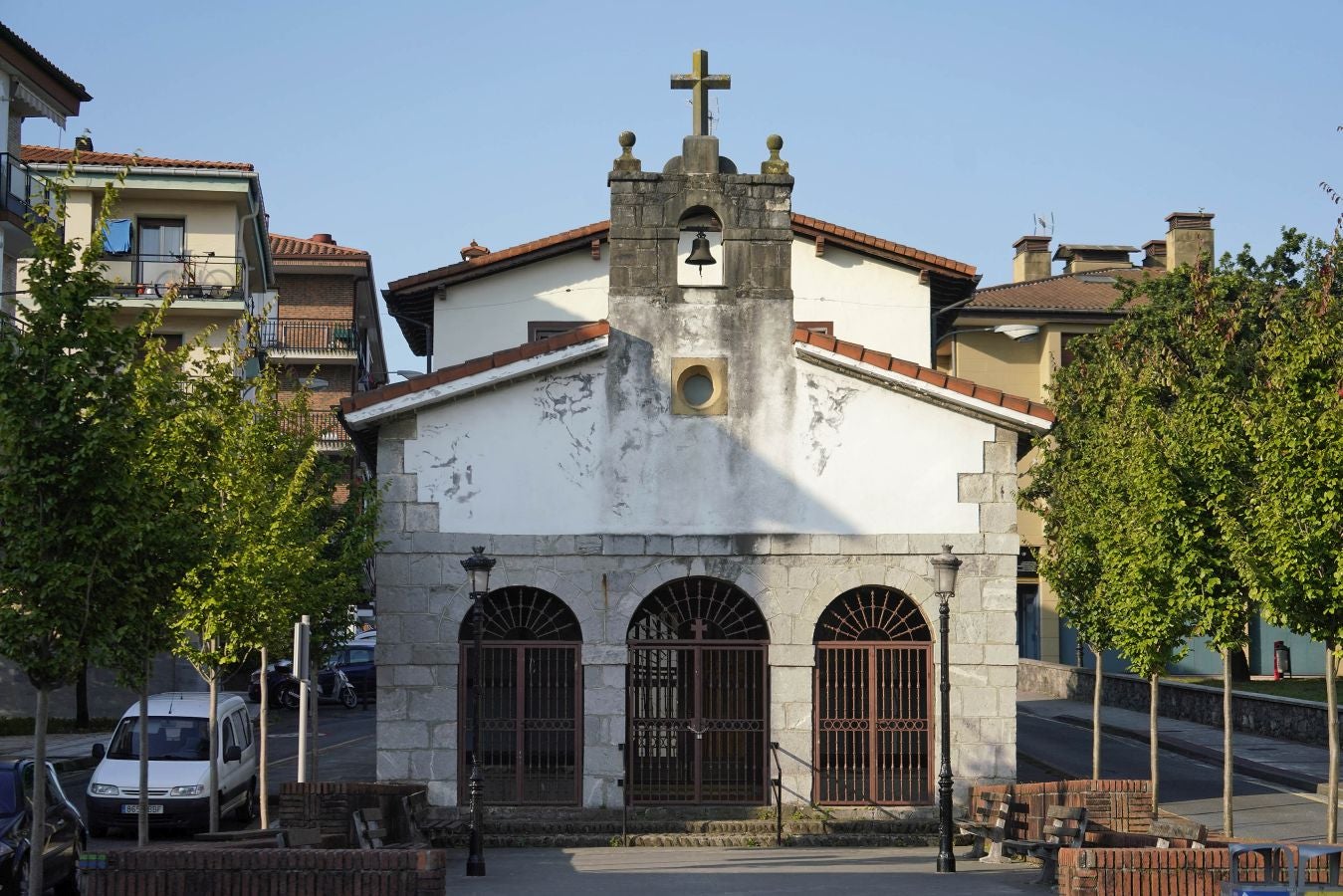 Entre los valles del Oria y del Urumea, rodeado de bellos montes, fue un importante lugar de paso en la ruta jacobea que discurría por el interior de Gipuzkoa. 
