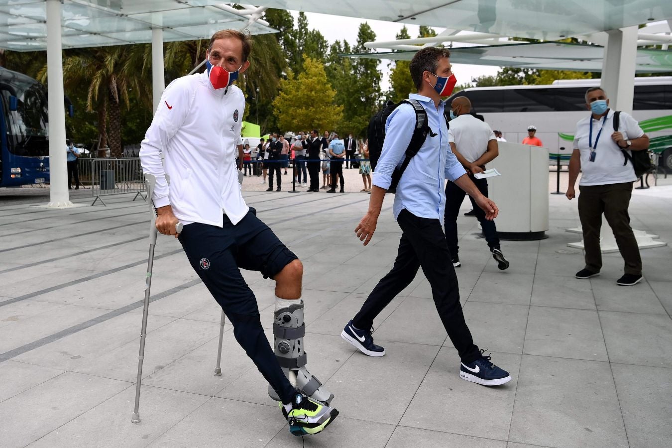 El entrenador del PSG, con un esguince en el quinto metatarsiano, dirigió el choque frente al Atalanta con una férula en su tobillo izquierdo fabricada por Gureak