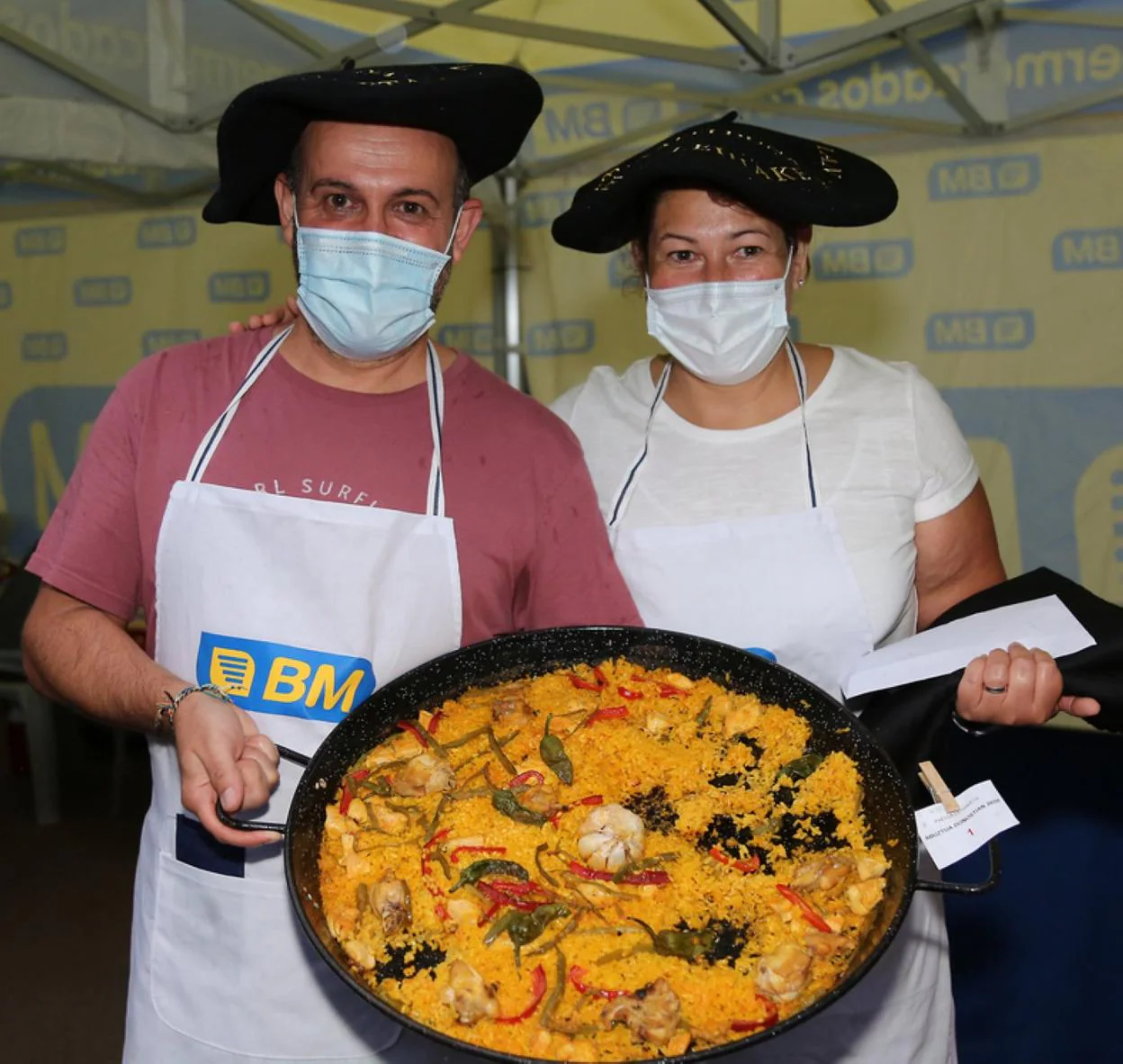 Iñigo Gurrea y Lourdes Dorronsoro junto a su paella ganadora. 