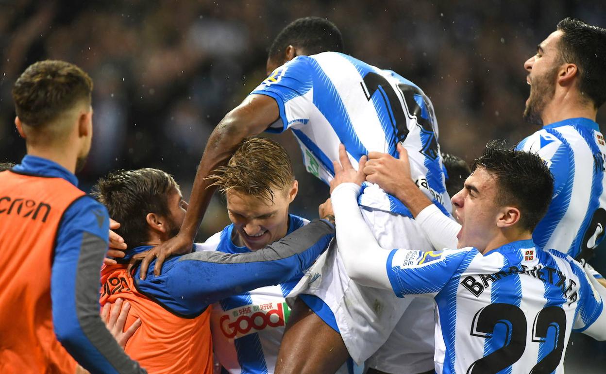 Portu, Barrenetxea, Isak y Merino felicitan a Odegaard después del gol del noruego ante Osasuna en Copa.