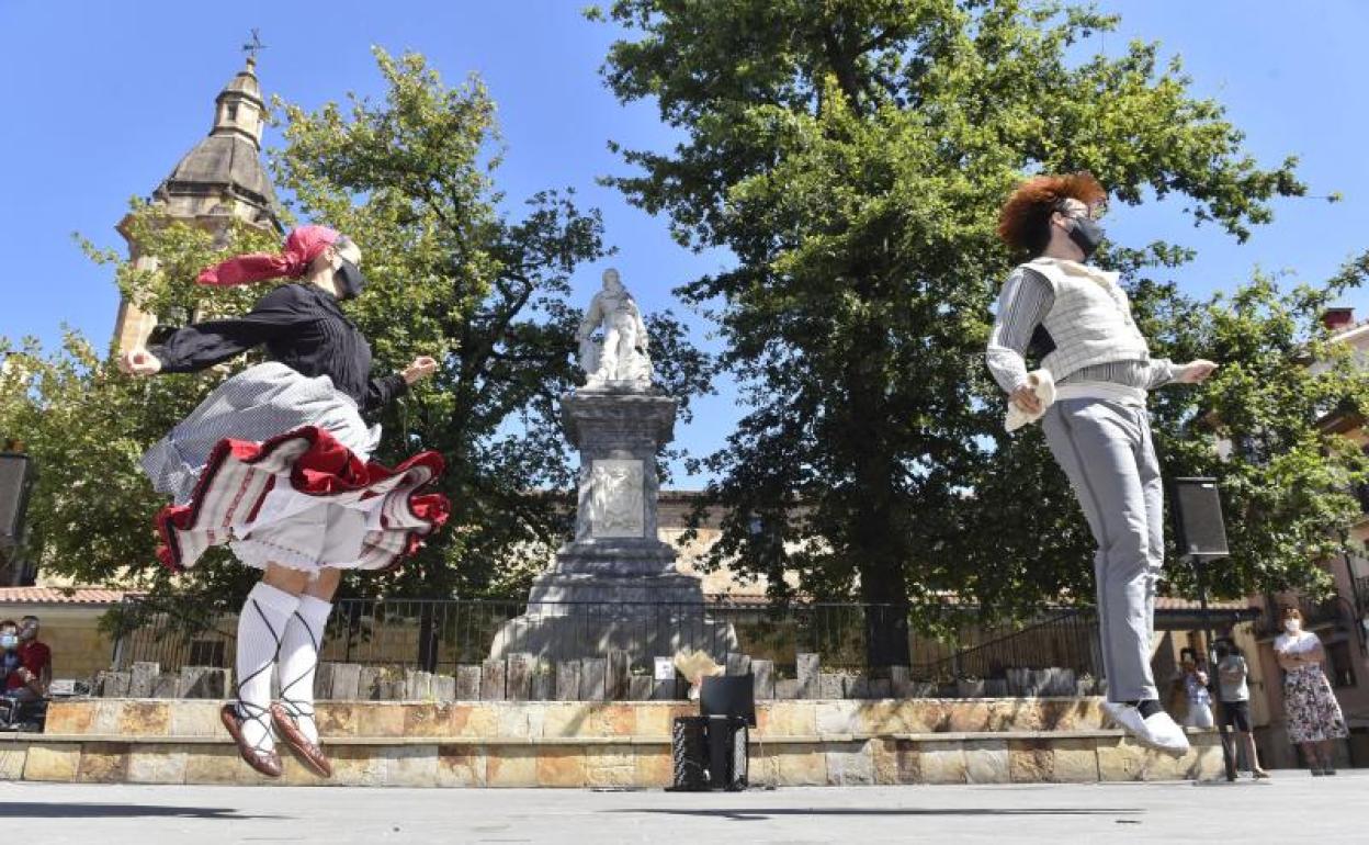 Un acto obligadamente sobrio conmemoró ayer en Urretxu el bicentenario del nacimiento de José María Iparragirre en la plaza que lleva su nombre.