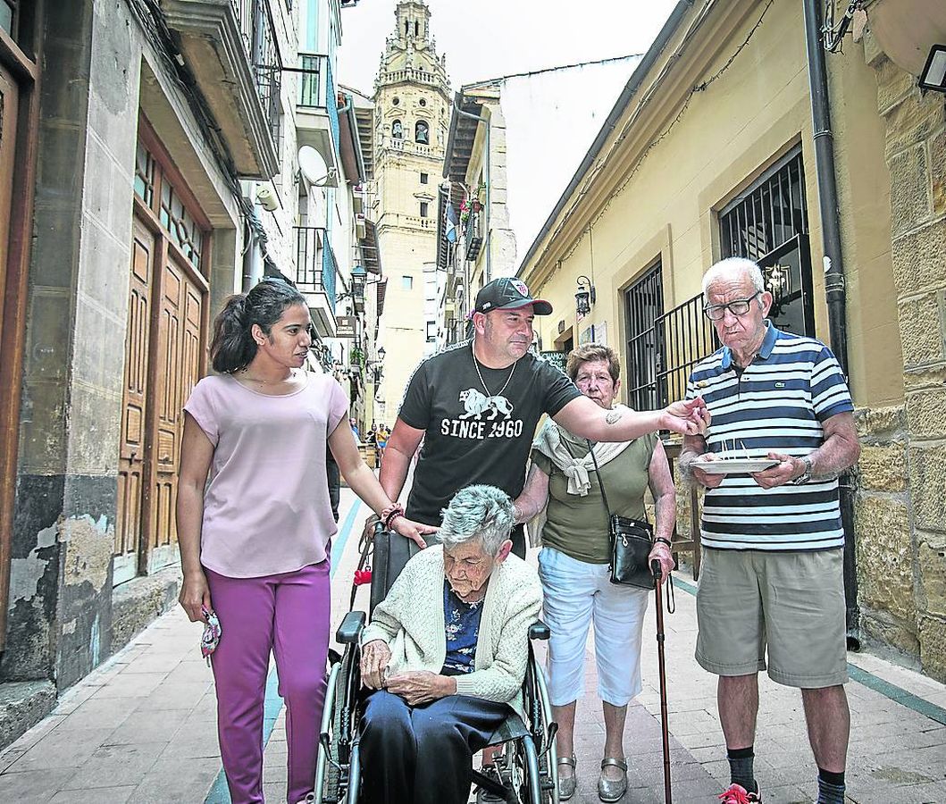 Unos champis. Óscar y los suyos, a punto de dar buena cuenta de una ración.