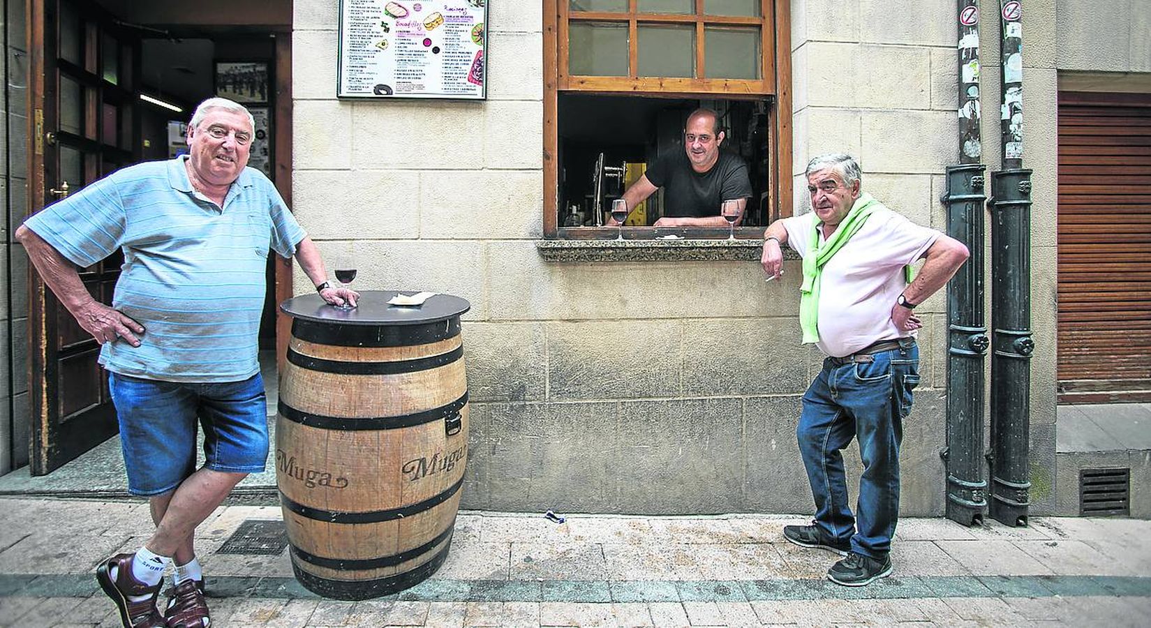 Eibar, ida y vuelta. Guillermo, Bienvenido y Fernando, en el Pirolo.