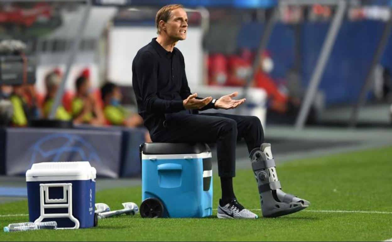 El técnico del PSG, Thomas Tuchel, con la férula durante el partido del miércoles ante el Atalanta. 