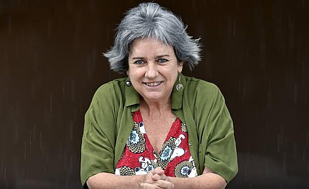 Imagen principal - Bego Vicario, un fotograma de 'Homenaje a Tarzán' y el cartel de 'Ehiza'.