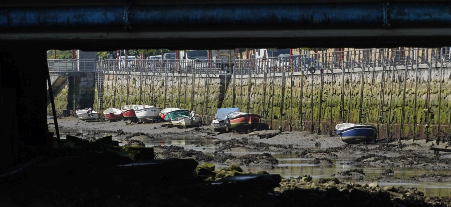 Enclavada en uno de los tramos más impresionantes de la costa, en una bellísima bahía, invita a perderse por las calles de su casco histórico y a disfrutar de sus hermosas playas. 