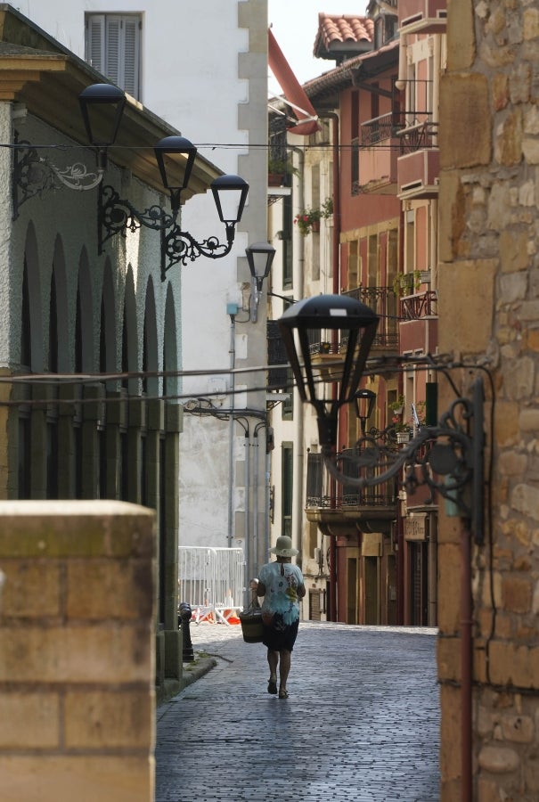 Enclavada en uno de los tramos más impresionantes de la costa, en una bellísima bahía, invita a perderse por las calles de su casco histórico y a disfrutar de sus hermosas playas. 