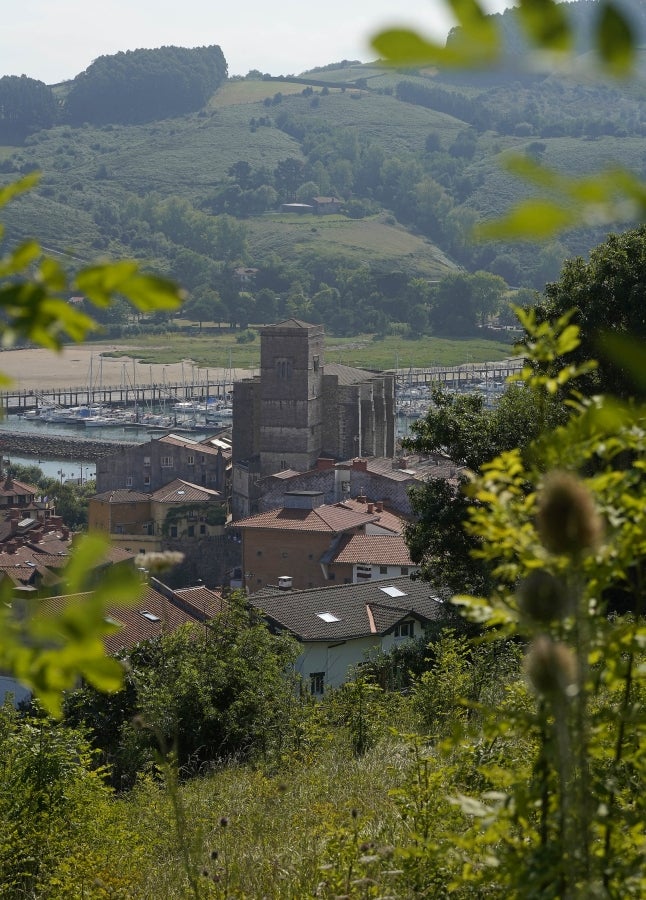 Enclavada en uno de los tramos más impresionantes de la costa, en una bellísima bahía, invita a perderse por las calles de su casco histórico y a disfrutar de sus hermosas playas. 