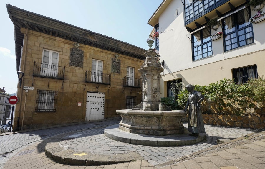 Enclavada en uno de los tramos más impresionantes de la costa, en una bellísima bahía, invita a perderse por las calles de su casco histórico y a disfrutar de sus hermosas playas. 