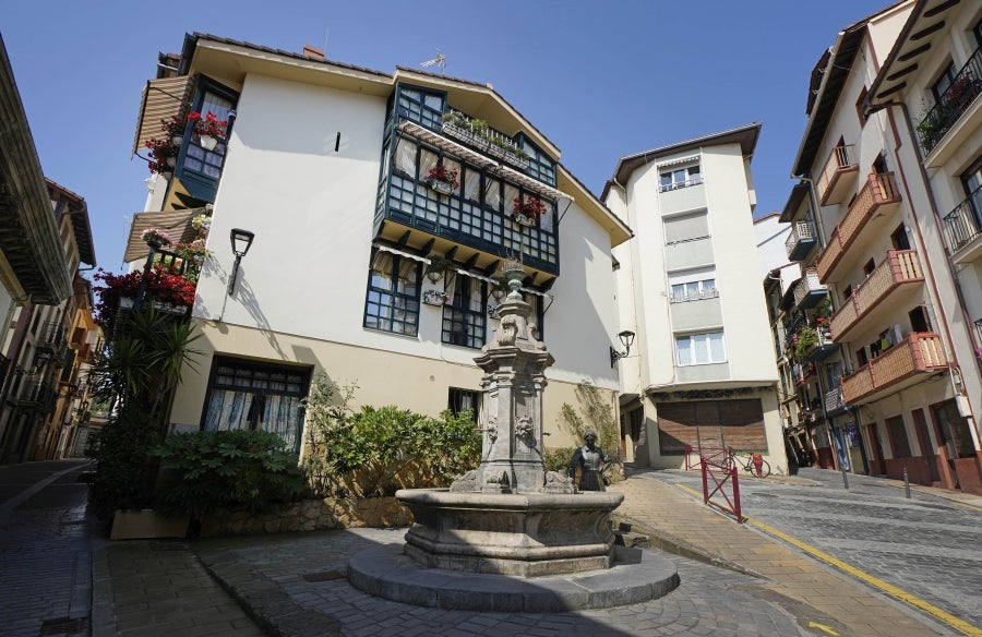 Enclavada en uno de los tramos más impresionantes de la costa, en una bellísima bahía, invita a perderse por las calles de su casco histórico y a disfrutar de sus hermosas playas. 