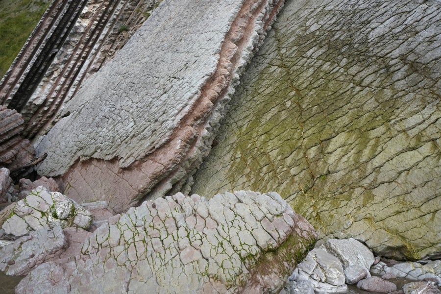 Enclavada en uno de los tramos más impresionantes de la costa, en una bellísima bahía, invita a perderse por las calles de su casco histórico y a disfrutar de sus hermosas playas. 