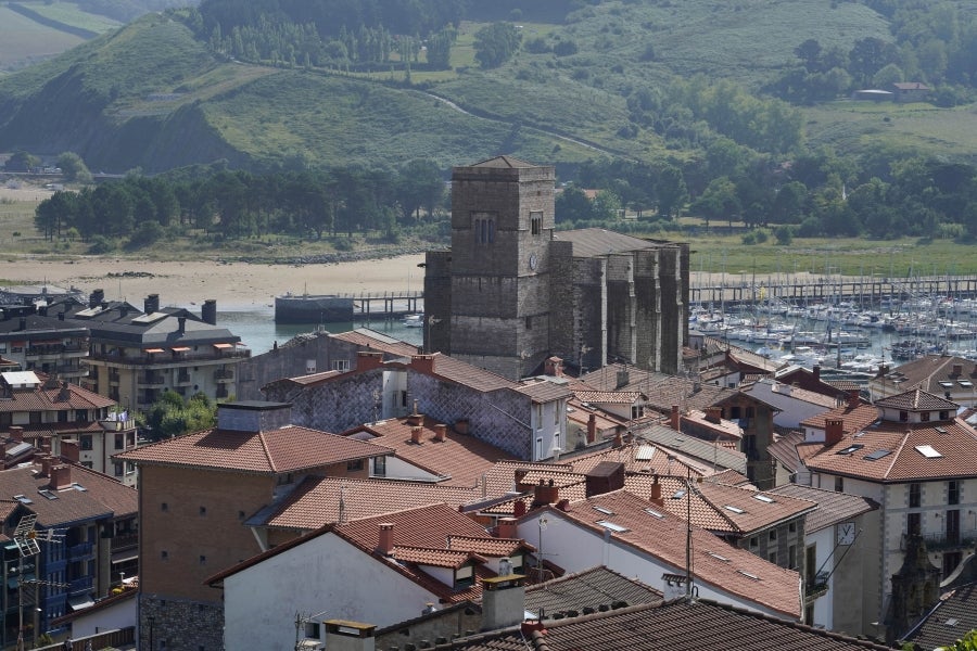 Enclavada en uno de los tramos más impresionantes de la costa, en una bellísima bahía, invita a perderse por las calles de su casco histórico y a disfrutar de sus hermosas playas. 
