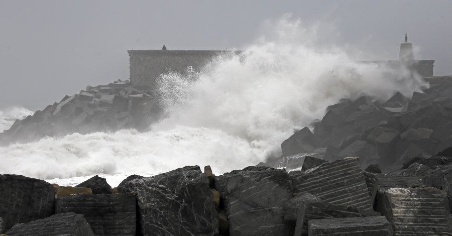Enclavada en uno de los tramos más impresionantes de la costa, en una bellísima bahía, invita a perderse por las calles de su casco histórico y a disfrutar de sus hermosas playas. 
